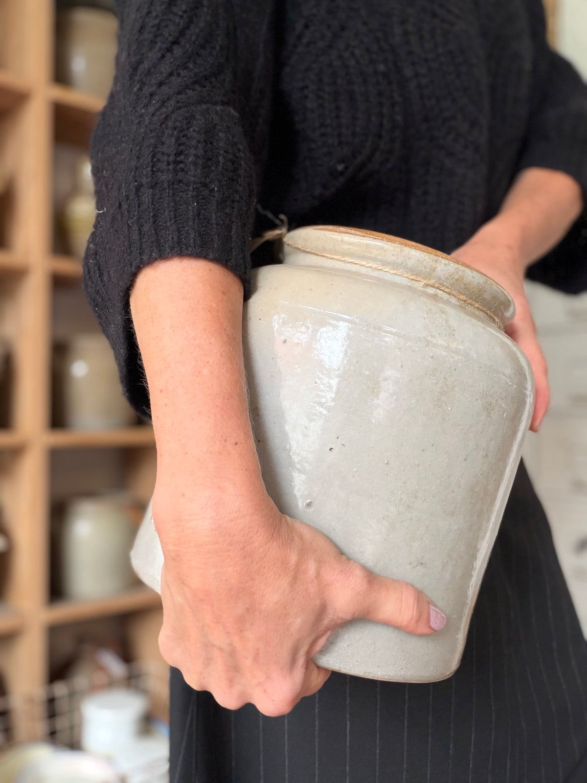 Fransk glaseret vintage krukke i lys grå farve