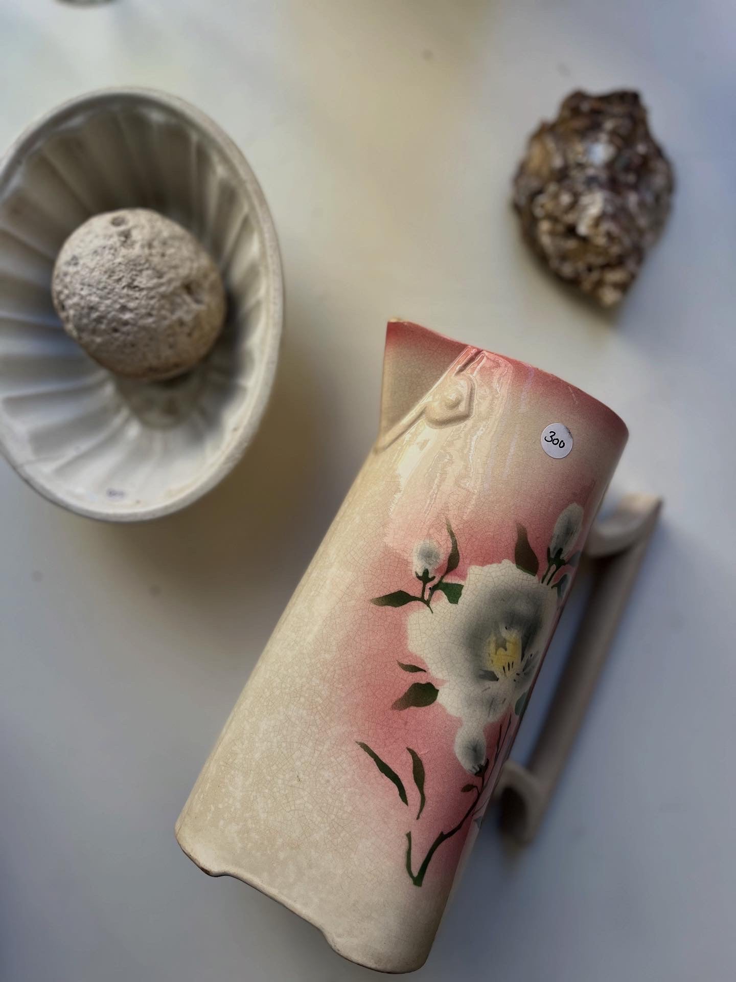 Fransk fajancekande med blomster