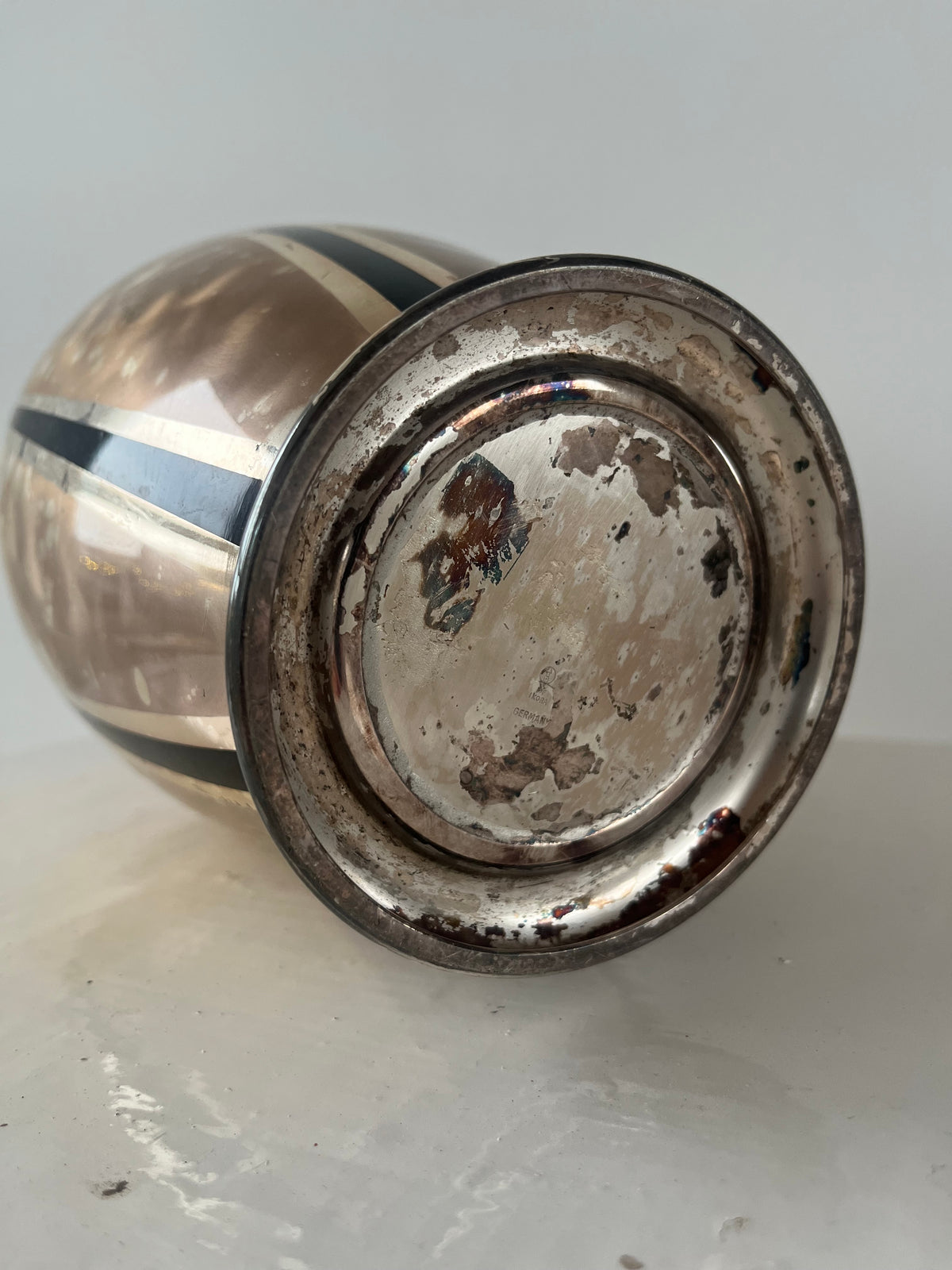 Vase af diskometal