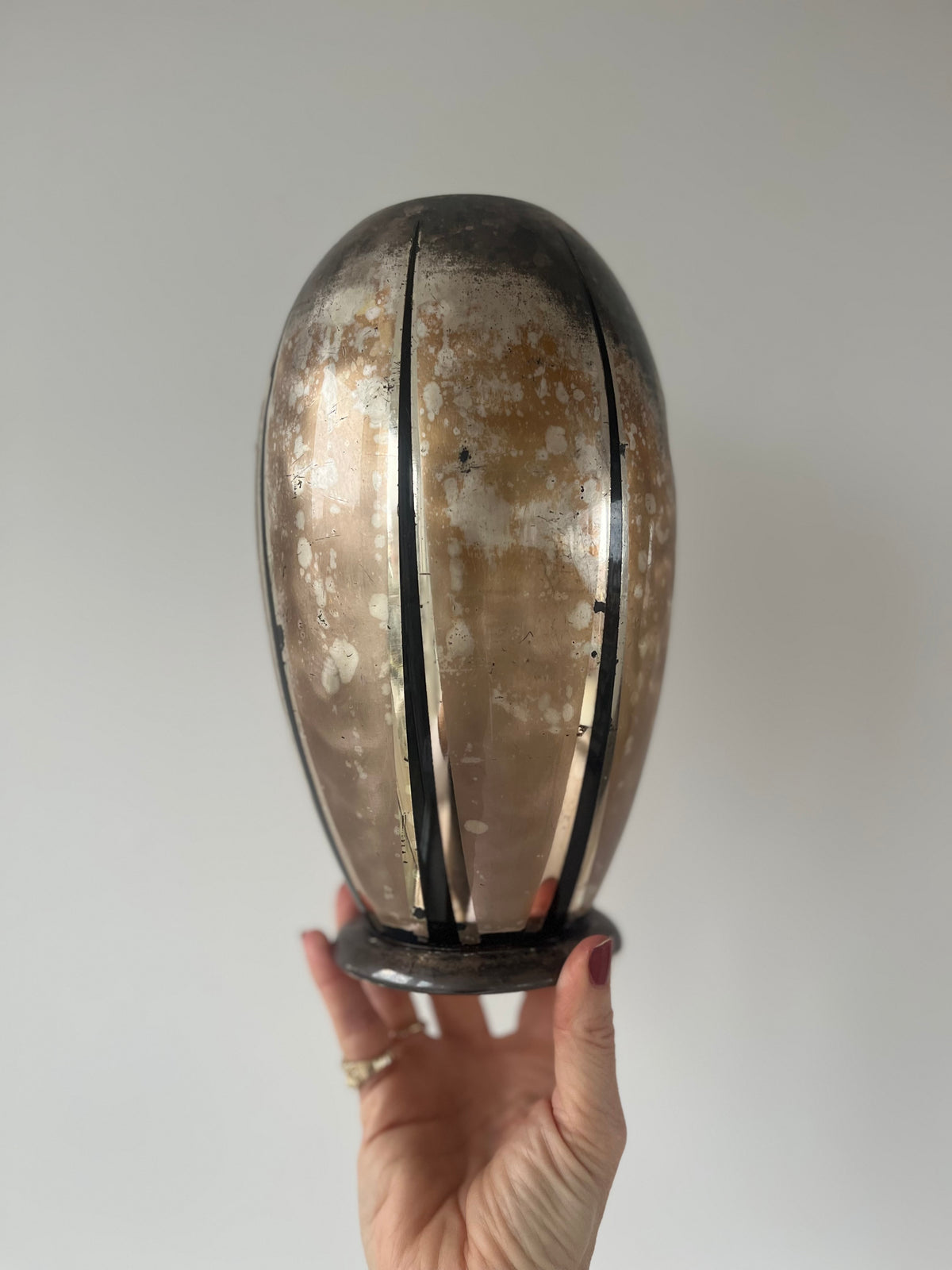 Vase af diskometal