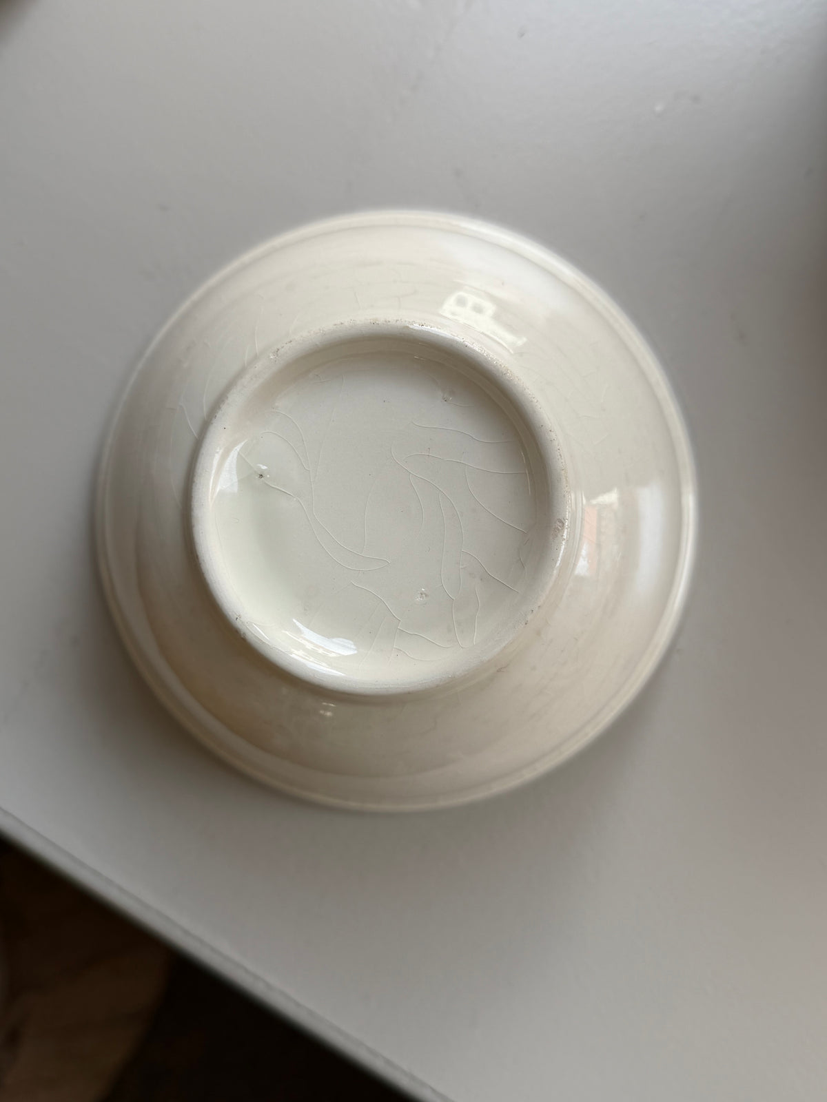 Italiensk vintage cafe-au-lait-skål med blå stribe