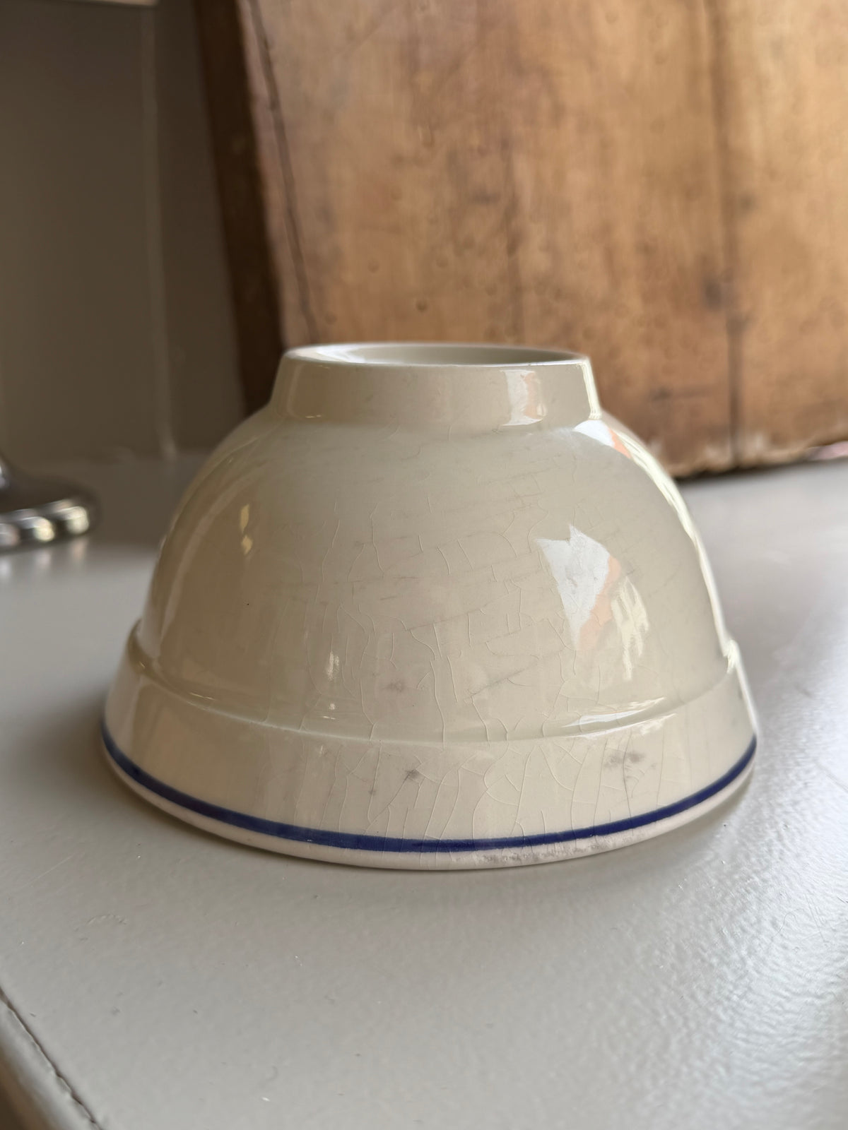 Italiensk vintage cafe-au-lait-skål med blå stribe