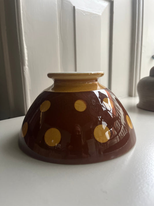 Fransk kaffeskål med prikker.