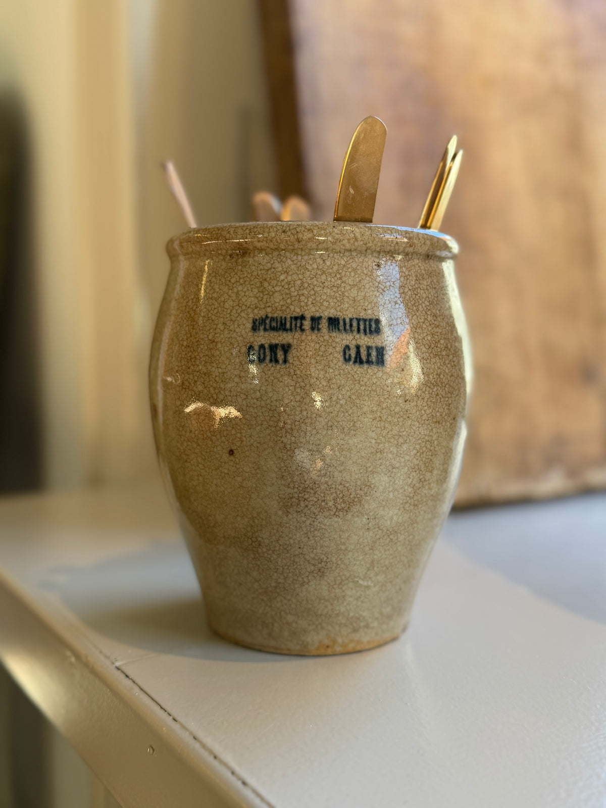 Fransk vintage bestikkrukke i gråbrun glaseret keramik