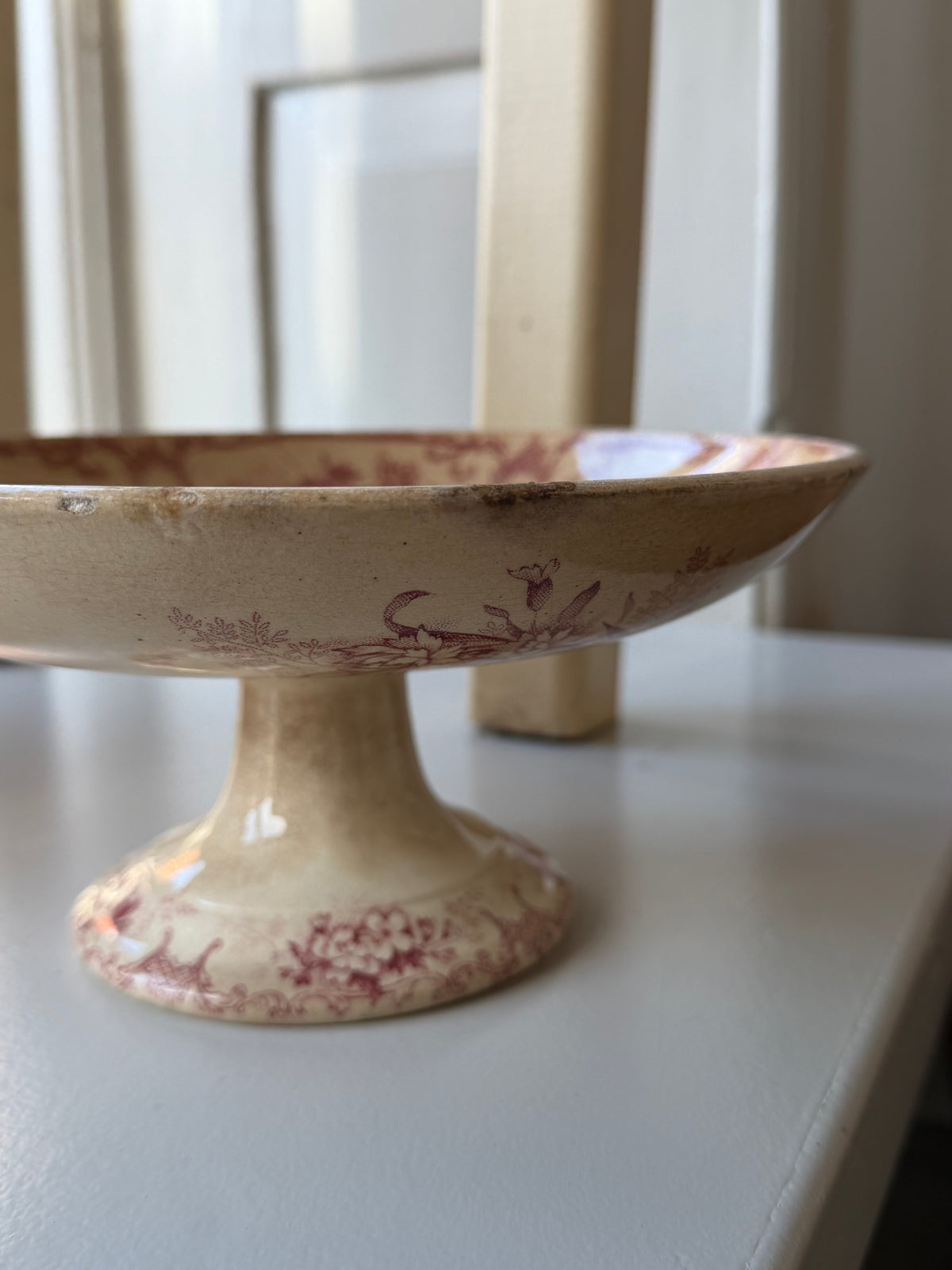 Fransk vintage fajancefad på fod
