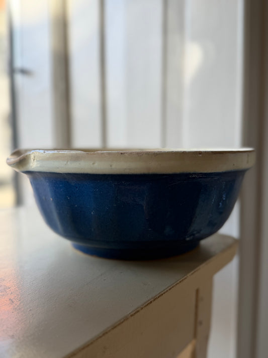Gammelt dansk lerskål i keramik i blå og hvid farve fra and-vintage.dk