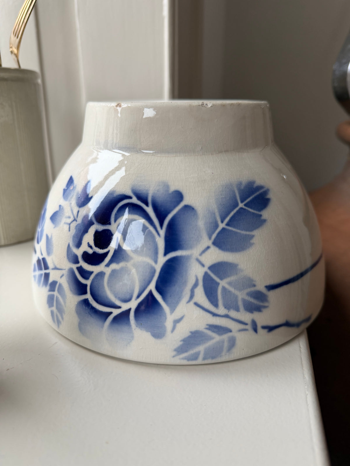 Nærbillede af mønster på stor fransk vintage café au lait skål