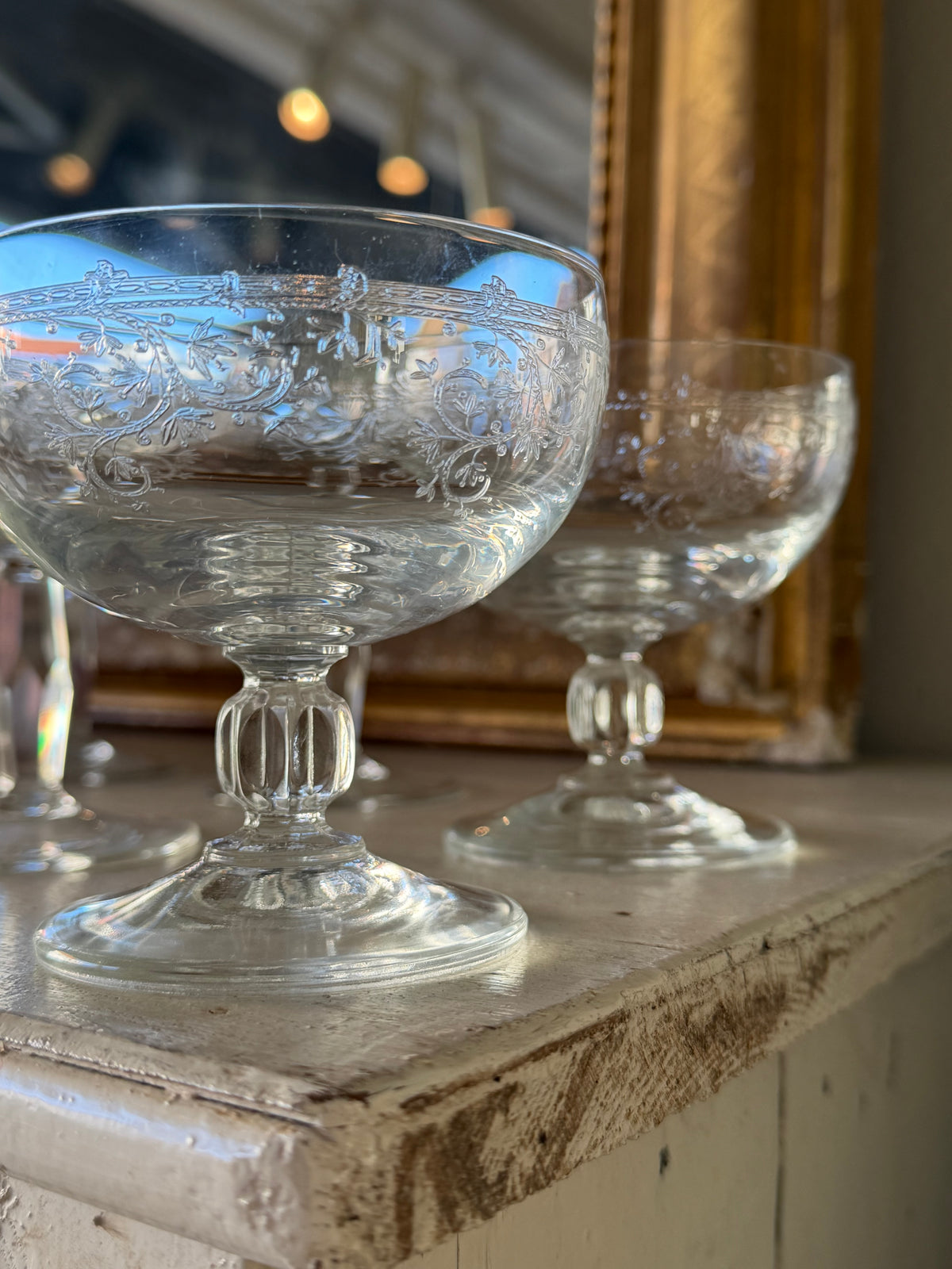 Franske vintage champagneskåle i glas med ætset blomsterbort fra and-vintage.dk