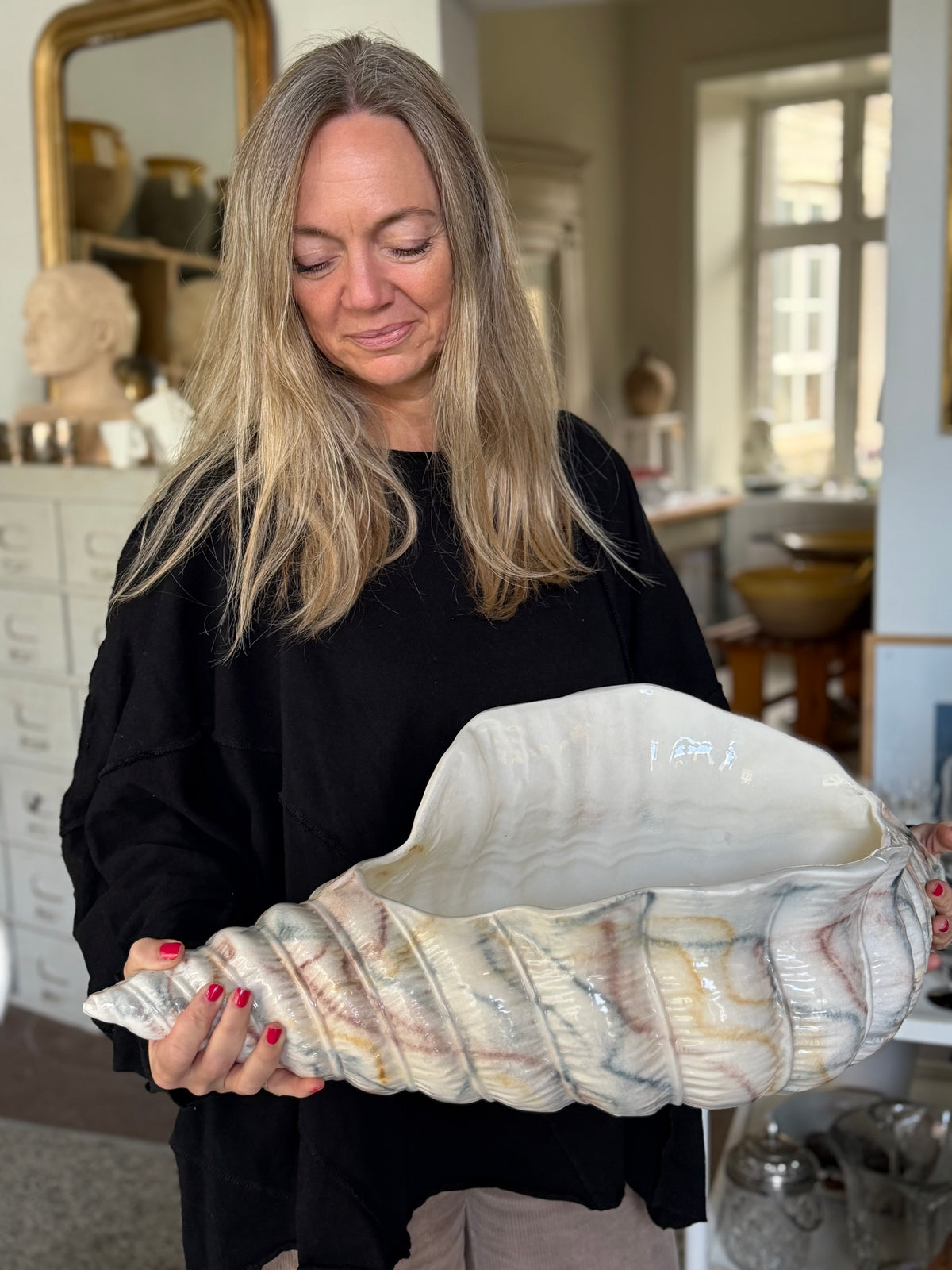 Kæmpe konkylie af fajance med pastelfarver fra and-vintage.