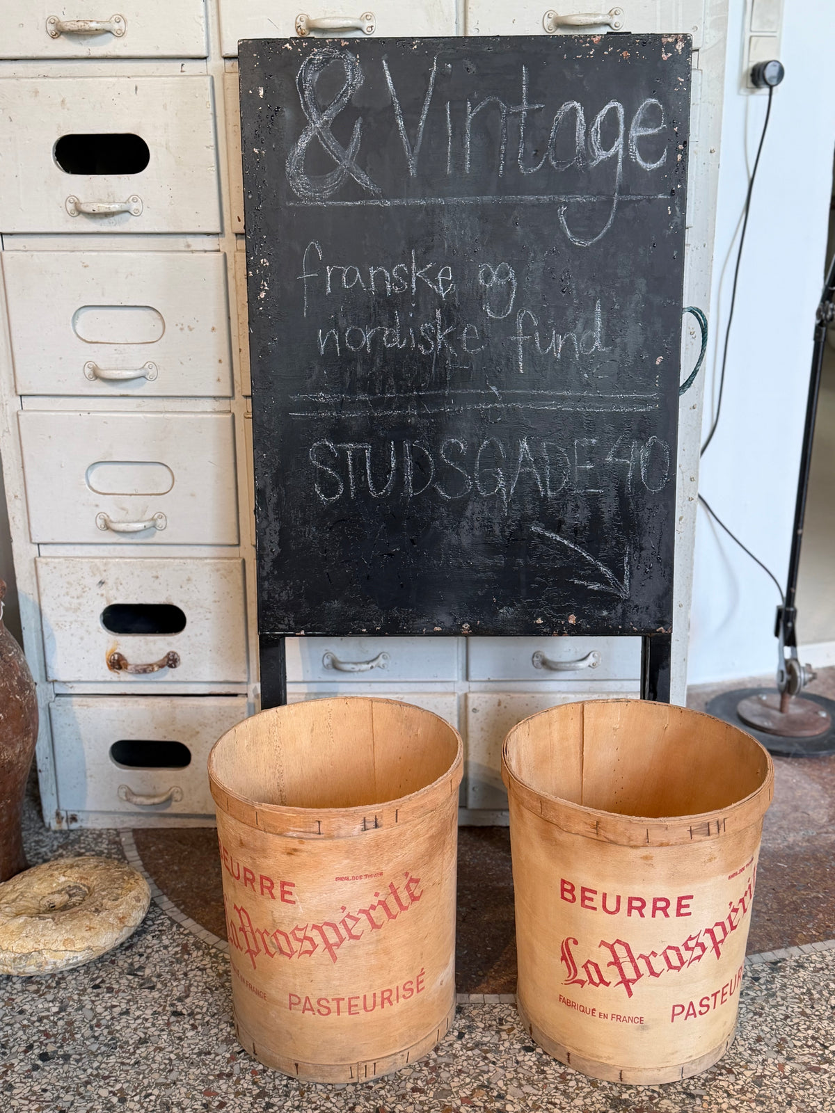 Franske vintage smørspande i spån med rødt mejeritryk fra and-vintage.dk