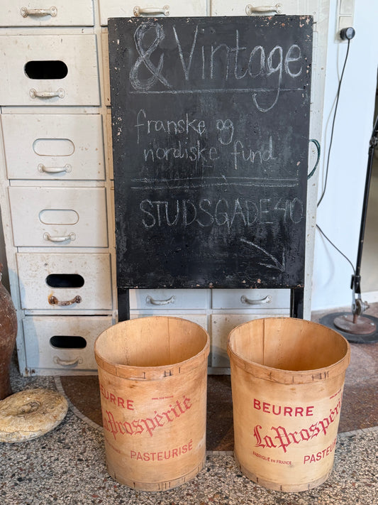 Franske vintage smørspande i spån med rødt mejeritryk fra and-vintage.dk