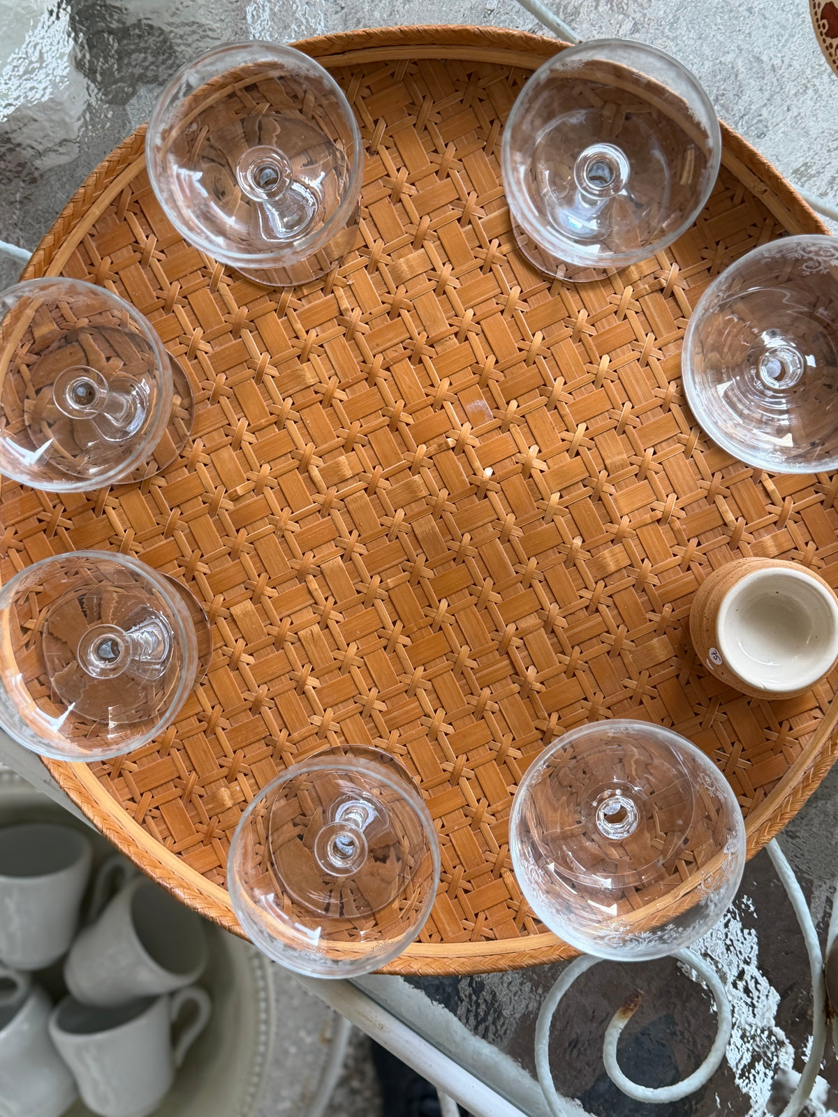 Rund vintage serveringsbakke af flet
