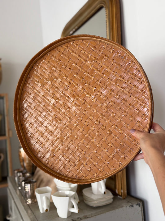 Rund vintage serveringsbakke af flet