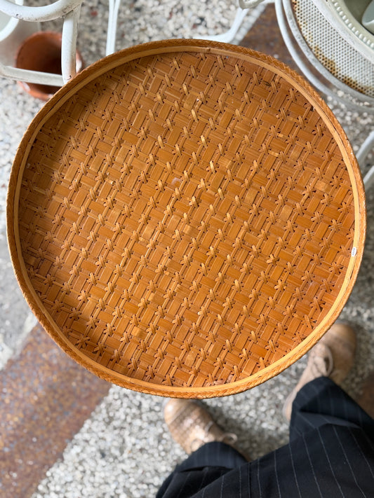 Rund vintage serveringsbakke af flet