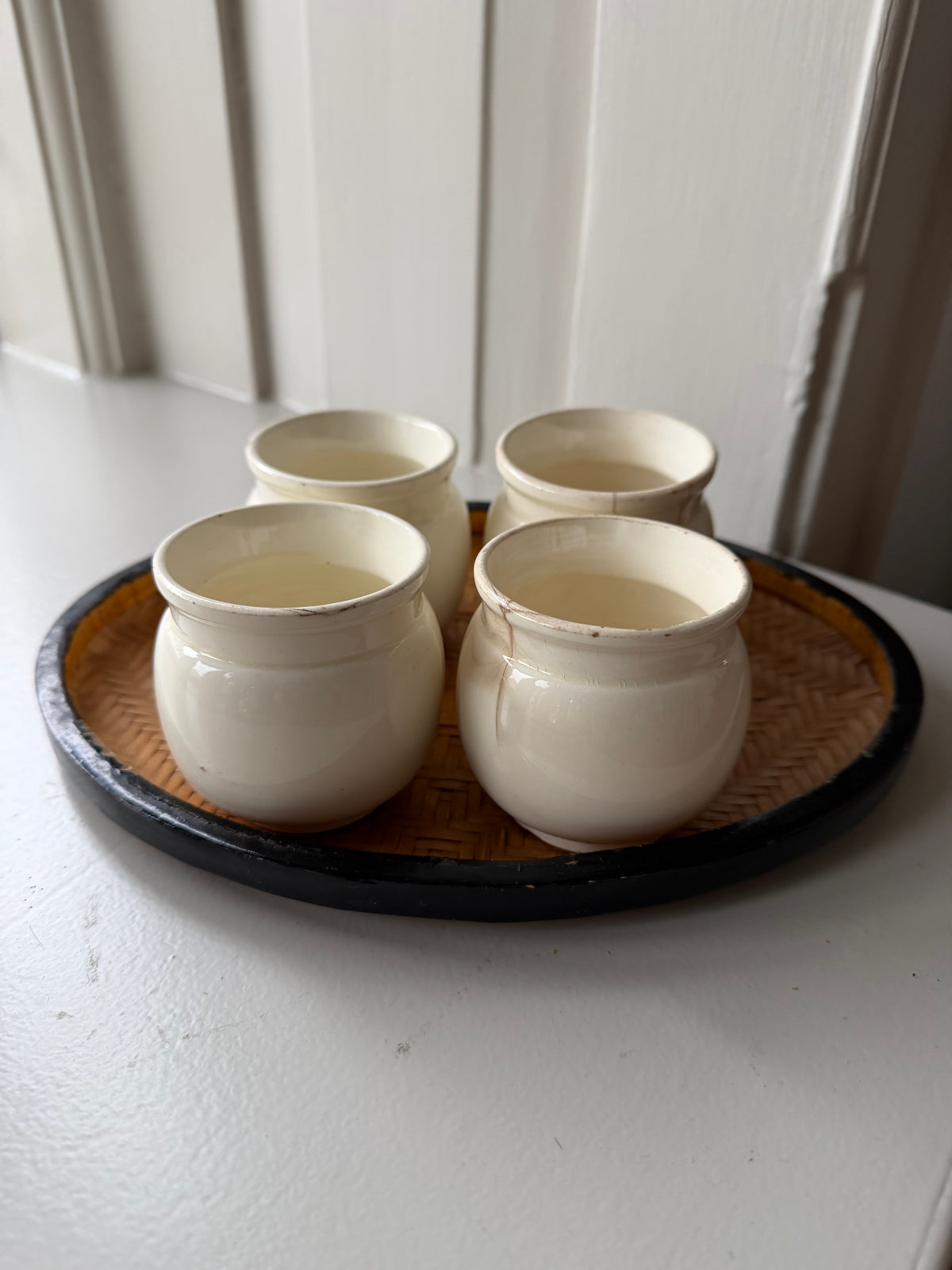 Lille flettet bakke med sort kant