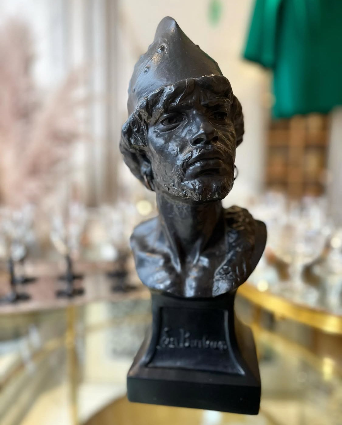 Figur af sortbrændt terracotta – “En Barbar”