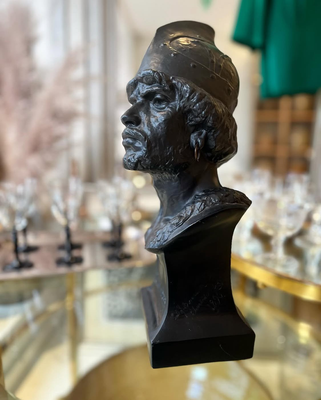 Figur af sortbrændt terracotta – “En Barbar”